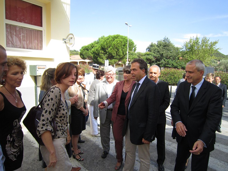 Le ministre Luc Chatel, la députée Josette Pons, le préfet Paul Mourier, la Conseillère Municipale à l'enfance Carol Louveau